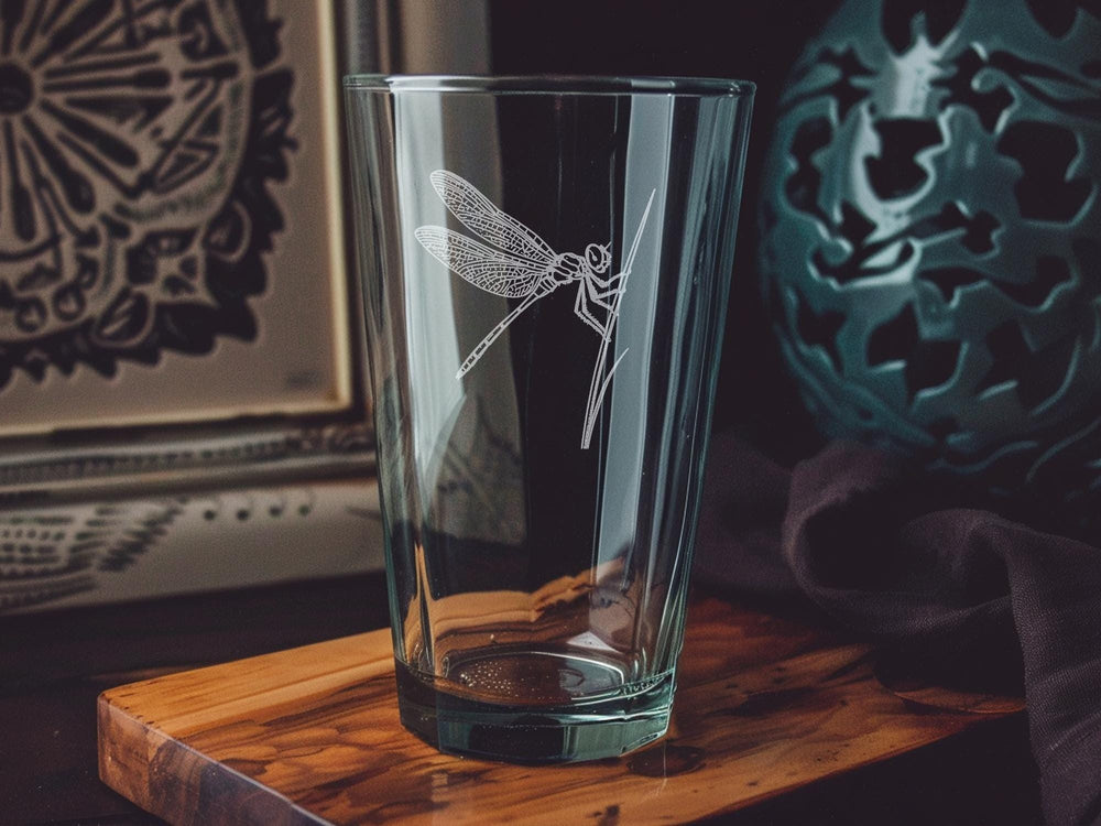 Dragonfly Perched on Slender Reed Pint Glass – Nature-Inspired Insect Scene Beer Glass Gift