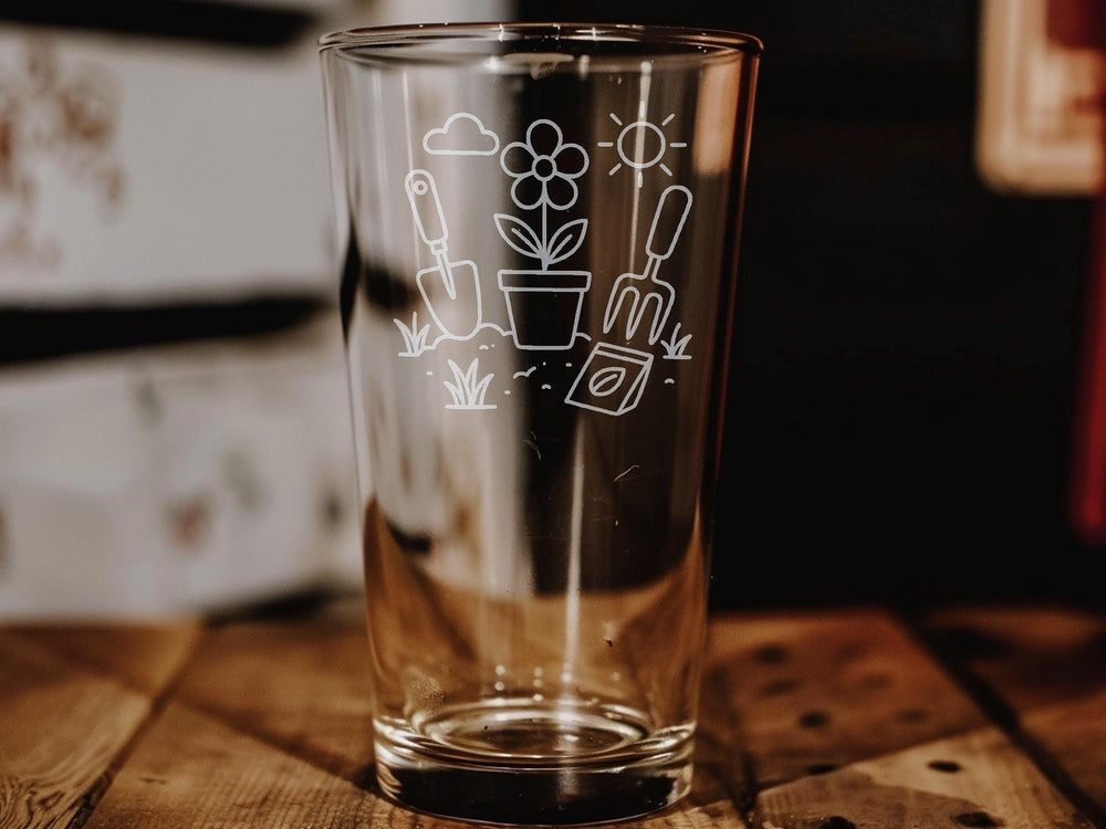 Gardening Pint Glass: Botanical Design - Garden Lover Gift