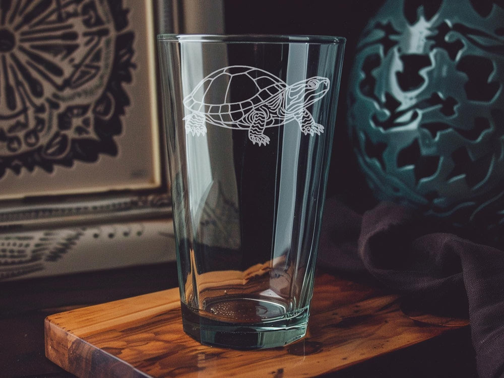 Western Painted Turtle Pint Glass – Freshwater Turtle Design Glassware – Nature Lover Gift – Wildlife Turtle Beer Glass