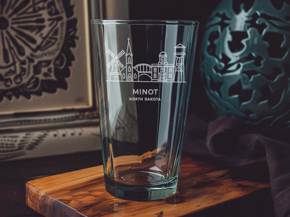 Minot North Dakota Pint Glass – City Skyline, Landmarks, and Local Icons Souvenir Drinkware Gift