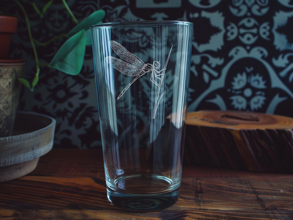 Dragonfly Perched on Slender Reed Pint Glass – Nature-Inspired Insect Scene Beer Glass Gift