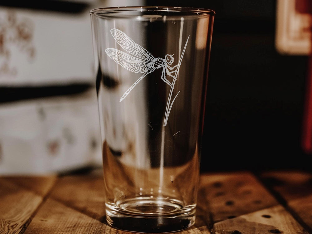 Dragonfly Perched on Slender Reed Pint Glass – Nature-Inspired Insect Scene Beer Glass Gift
